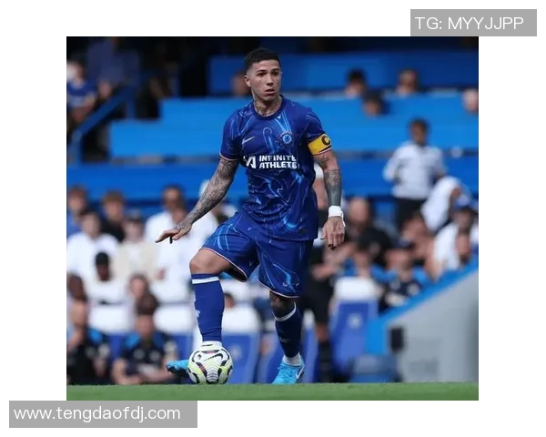 切尔西更衣室风波再起斯特林与恩佐训练场冲突引发热议 切尔西更衣室风波再起斯特林与恩佐训练场冲突引发热议