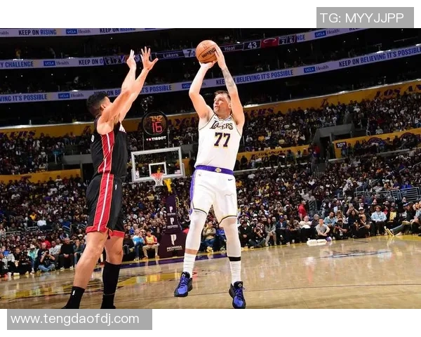 东契奇狂砍73分刷新现役得分纪录独行侠力克太阳终止其11连胜之旅