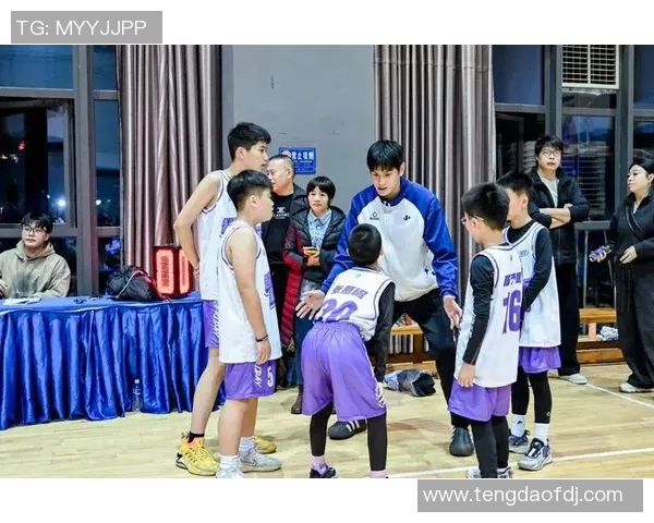 曾凡博：从青涩新星到篮球赛场的璀璨明星之路解析